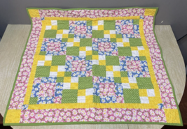 Vintage Hand Made and Quilted Block Daisy Baby Blanket 29&quot; x 29&quot; - BEAUT... - £22.06 GBP