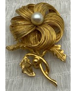 Vintage Signed Jeanne Thin Wire Flower Faux Pearl Center Brooch Gold-Tone - £22.32 GBP