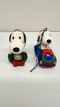Vintage Peanuts Ceramic Snoopy In Car And  Wreath Christmas Ornaments Lo... - $1,090.57 MXN