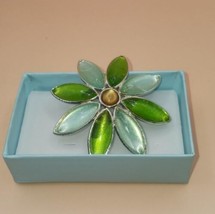 Vintage Green Petal Flower Brooch - $380.72 MXN