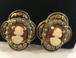 Vintage Cameo Screw Back Gold Tone Pearl Carnelian - £31.46 GBP