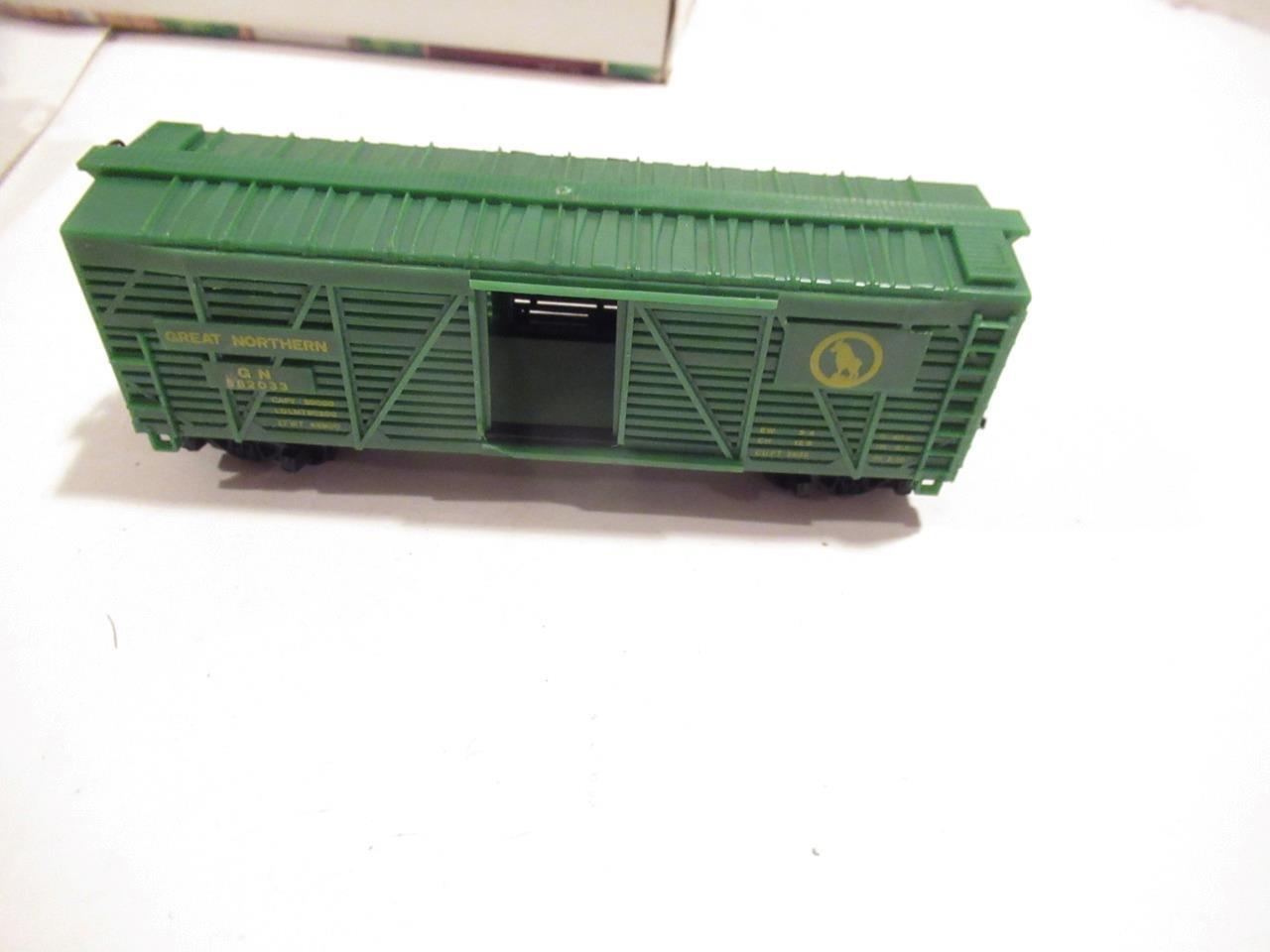 HO TRAINS VINTAGE GREAT NORTHERN STOCK CAR - LATCH COUPLERS- GOOD - S31HH - $3.66