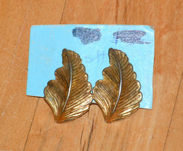 vintage pierced earrings gold leaf shaped leaves - £1.54 GBP
