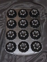 Nordic Ware Bundt Fluted Muffin Pan Cast Iron 12 muffins cast iron - £19.83 GBP