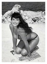 Bettie Page Sexy Celebrity Hollywood Model In Bikini Sitting On Beach 5X7 Photo - £6.38 GBP