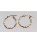 JACMEL 14K Yellow Gold 5/8&quot; Ribbed Hoop Earrings Latch Snap .5g Dainty JCM - $1,130.75 MXN