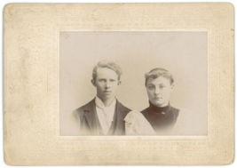 Circa 1880&#39;S Named Cabinet Card Lovely Couple Victorian Clothing Oskaloosa, IA - £7.43 GBP