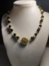 15.5 - 19 Hand Beaded Black And Gold Colored Necklace Flower Pendant - £18.38 GBP
