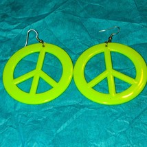 Beautiful awesome vintage neon green peace sign earrings - $21.78