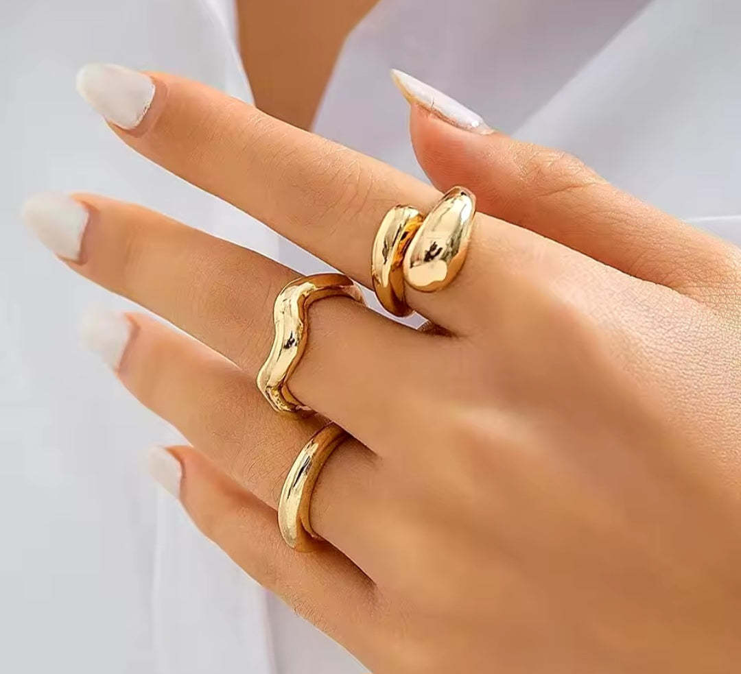 Set of 3 adjustable gold rings. / Set de 3 anillos ajustables dorados. - $14.00