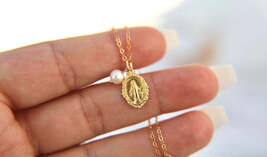 Intricate Miraculous Medal Necklace with Pearl - $2,109.57 MXN - $2,311.35 MXN