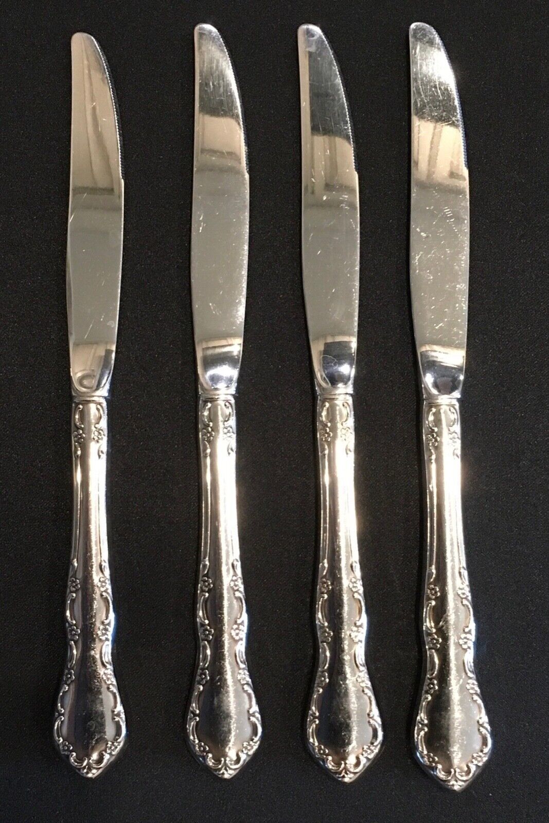 Oneida Mansion Hall Distinction Deluxe Stainless 9" Hollow Dinner Knife Set of 4 - $19.79