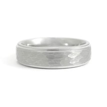 Men&#39;s Silver Step-Edge Hammered Wedding Band Ring Tungsten, Size 10, 6 mm - £394.23 GBP