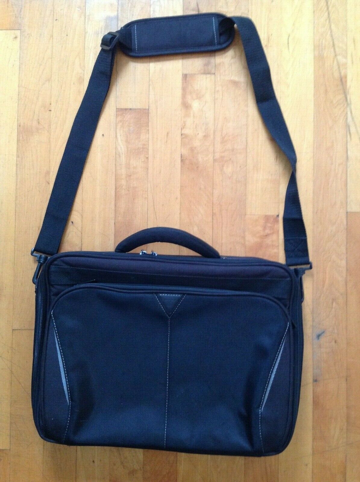 TARGUS Black Canvas Laptop Case Zippered  Briefcase Messenger Bag 17 X 12 - $23.27
