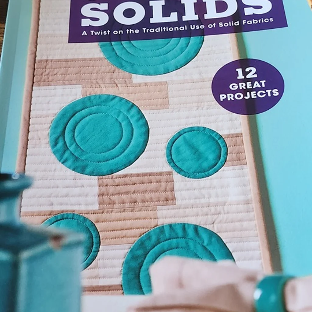 Simply Solids: A Twist on the Traditional Use of Solid Fabrics - £11.88 GBP