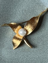 Vintage Spikey Goldtone Trillium Flower w Large Faux White Pearl Bead Center Pin - £10.23 GBP