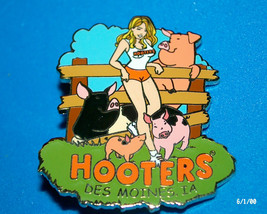 Hooters Restaurant Girl Playing With The Pigs Des Moines Ia Iowa Lapel Pin - £15.62 GBP