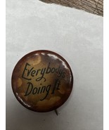 1930s Everybody’s Doing It  1-1/4” PINBACK  Pin Button Great Patina - €26,12 EUR