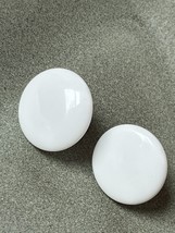 Vintage Large Simple White Plastic Disk Button Silvertone Screwback Earrings – - £9.02 GBP
