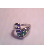 PERIDOT THREE-STONE RING IN WAVE SETTING - SIZE 5 - £3.99 GBP