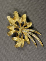 Vintage Pin-Brooch Leaf &amp; Ribbons Yellow Gold Plated 26 Rhinestones 2.75&quot;. - £14.24 GBP