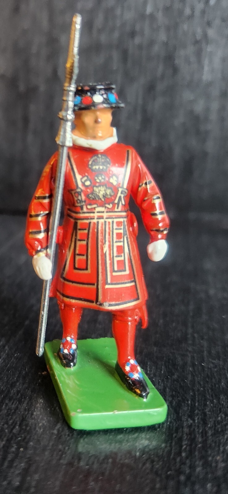 BRITAINS TOY SOLDIERS YEOMAN WARDER BEEFEATER  WITH PIKE RED COAT VINTAG... - $7.85