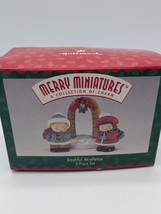 Hallmark Merry Miniatures Christmas Bashful Mistletoe set of 3 Boy &amp; Gir... - £5.30 GBP