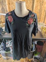 Used Men&#39;s PacSun Embroidered Floral Scallop Fit T-Shirt Black Size S - €10,22 EUR
