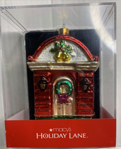 Macys Holiday Lane Front Door Decorated Christmas 2009 Molded Glass Ornament NEW - £14.46 GBP