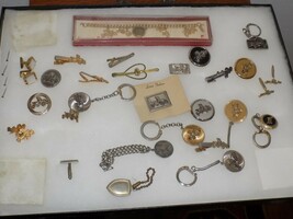 27 Vintage Pieces of Car Related Key Chains, Tie Tacks, Cuff Links, Pins... - $1,199.48 MXN