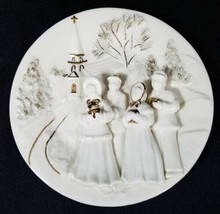 Mikasa Holiday Elegance Christmas Plate 3D Plaque Ivory Gold Carolers FK001 - £18.94 GBP