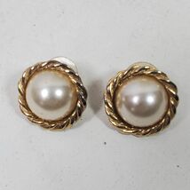 Vintage Stud Earrings White w/ Gold Tone 1 Inch Round - $276.38 MXN