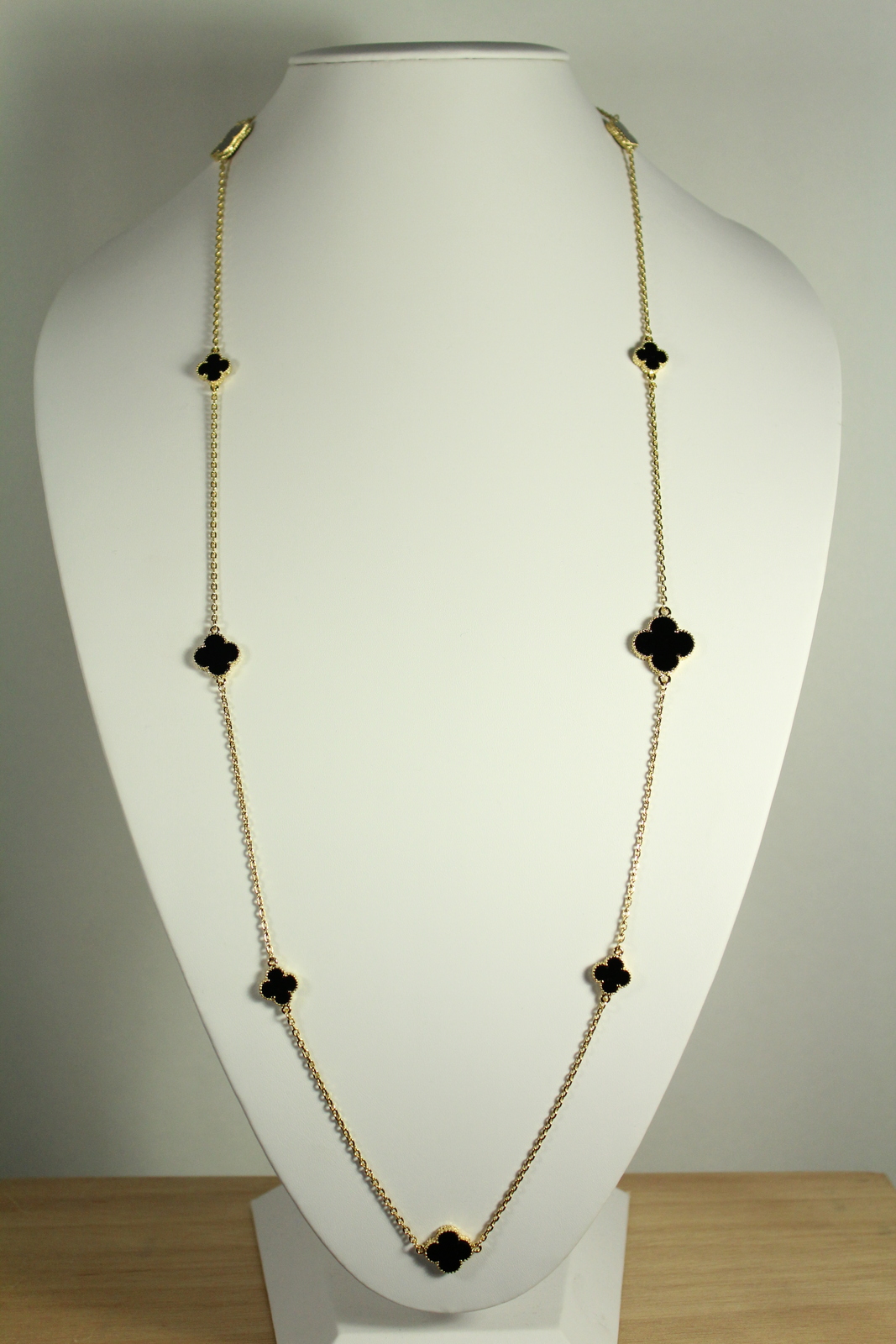 10 Mixed Size Onyx Quatrefoil Motif Necklace
