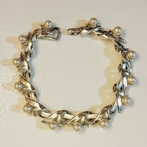 Vintage Faux Pearl Bracelet Silver tone Chain Fold Over Clasp - £15.86 GBP