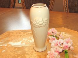 Lenox Ivory Bone China Bud Vase Embossed Rose Blossom Gold Rimmed 7.5&quot;H USA - $147.72 MXN