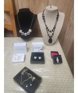 Lot of 8 Pcs AVON Jewelry Items Pierced Earrings Necklaces  Most New Nev... - $635.23 MXN