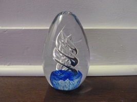 Egg Shape 5&quot; Inch CLEAR/BLUE Modern Spiral Glass Paperweight - £17.68 GBP