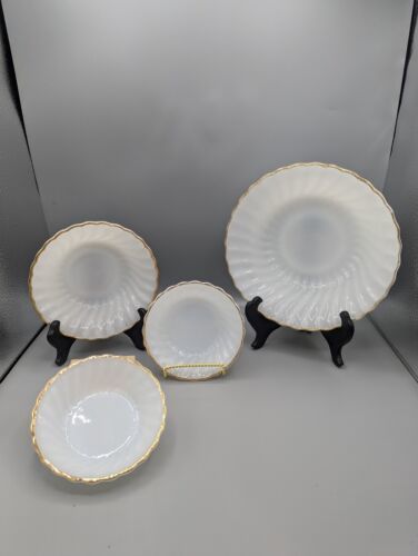 Primary image for Vnt. Set of 4 Anchor Hocking Suburbia Shell White Milk Glass, Gold Trim, Bowls