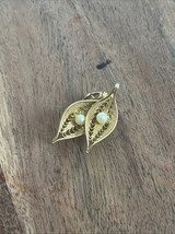Sarah Coventry “Serene” Gold Tone Filigree And Pearl Clip On Earrings . - $186.18 MXN