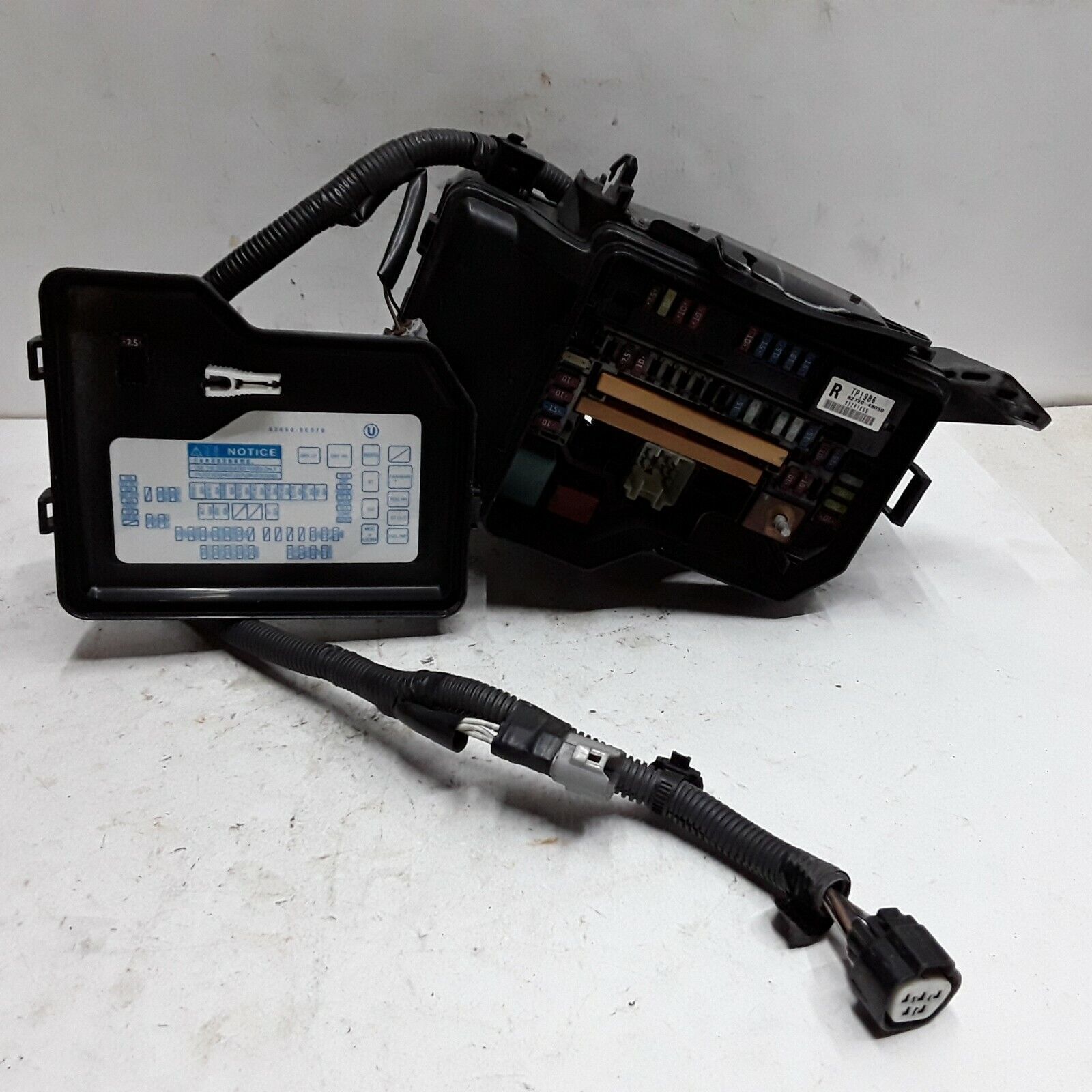 08 09 10 Toyota Highlander Hybrid engine fuse box assembly OEM 82720-48050 - $371.24