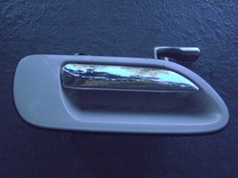 1996 1997 Continental Right Rear Door Handle Opal Wk Used Oem Lincoln - $98.01