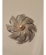 Vtg. Signed Sarah Coventry Silver Tone Swirl Flower Brooch Pin w/Faux Pe... - $11.64