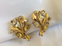 VTG Trifari signed gold tone metal clear citrin crystal Floral clips earrings - £35.83 GBP