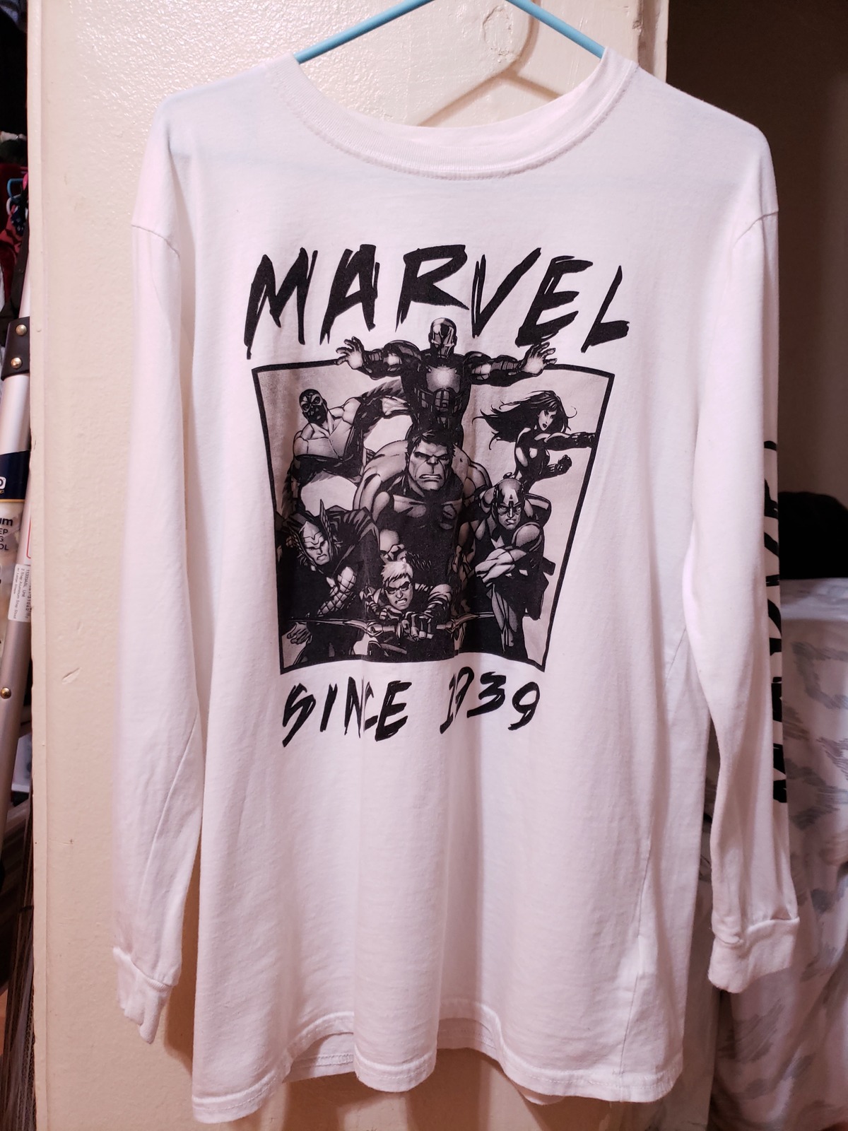 Primary image for Marvel Avengers Men’s Long Sleeve White T Shirt Medium