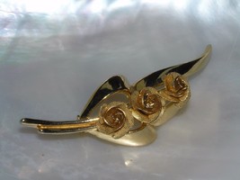 Vintage Goldtone Leaf with Three Mesh Dimensional Roses Flowers in Center Pin - £6.88 GBP