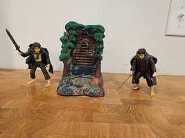 2001 Lord of the Rings Fellowship of the Ring Frodo Play Set w/ Frodo &amp; Pippin - $19.34