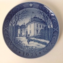 Vintage Royal Copenhagen 1975 Collector Plate Queens Christmas Residence 7.25&quot; - £9.55 GBP