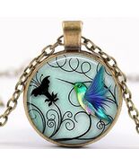 Una Rotonda Capsula Con Arte di Una Colibrì Con Sfondo IN Argento - $439.34 MXN