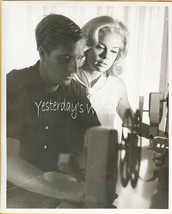 Lynn Borden and husband Candid c.1966 Original Photo - £10.21 GBP