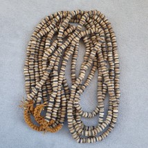 Vecchio filo di perle vintage in vetro bianco africano con strisce nere - $609.45 MXN